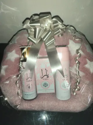 Cesta regalo Yara rosa y blanco