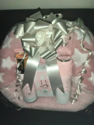 Cesta regalo Yara rosa y blanco