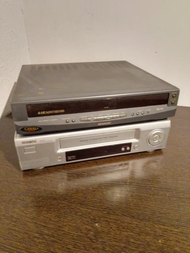 Dos reproductores vhs
