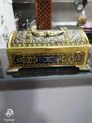 Cajita metálica antigua decorada