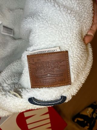 Chaqueta Levi's vaquera con borrego