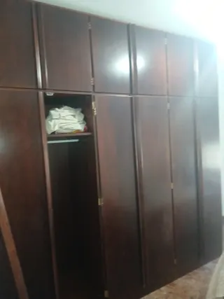 Armario de madera de matrimonio