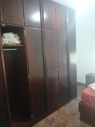 Armario de madera de matrimonio