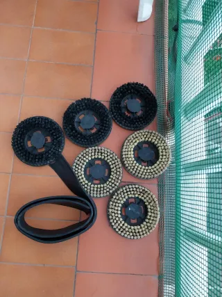 Abrillantadora-enceradora de suelos marca ROWERTA