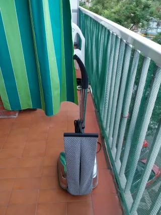 Abrillantadora-enceradora de suelos marca ROWERTA