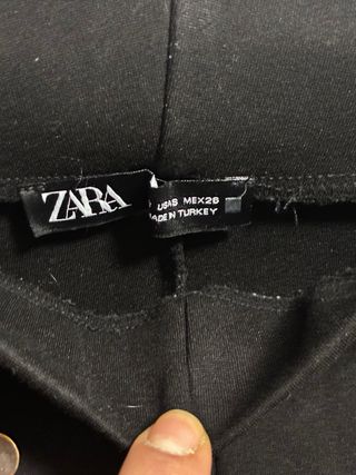 Leggings Zara negros con botones dorados