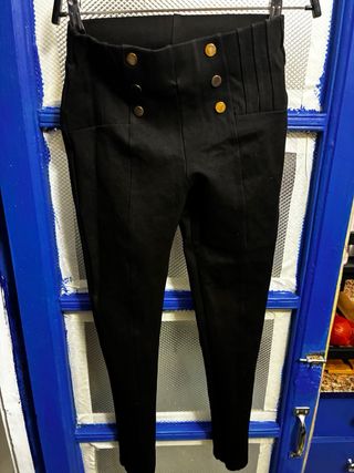 Leggings Zara negros con botones dorados