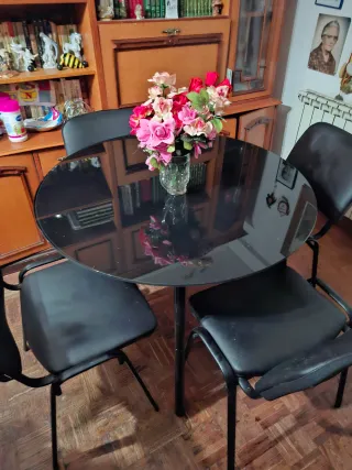 Set da Pranzo con Tavolo in Cristallo Nero e 4 Sedie