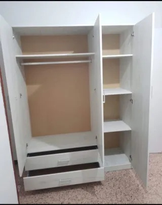 Armario blanco y marrón madera