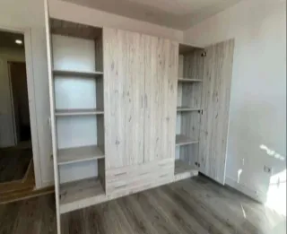 Armario blanco y marrón madera