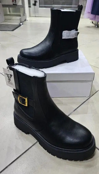 Stivali neri con fibbia dorata