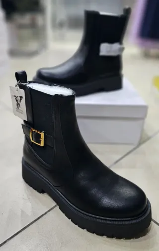 Stivali neri con fibbia dorata