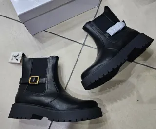 Stivali neri con fibbia dorata