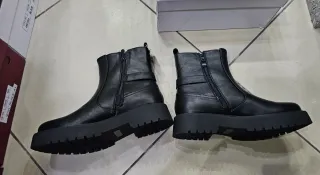 Stivali neri con fibbia dorata