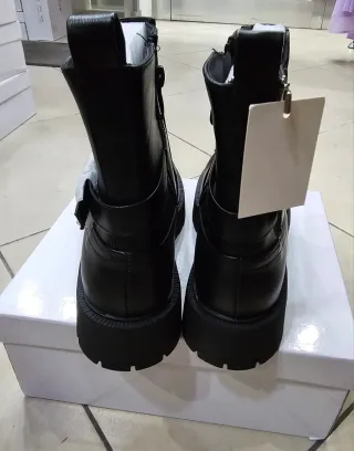 Stivali neri con fibbia dorata