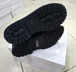 Stivali neri con fibbia dorata