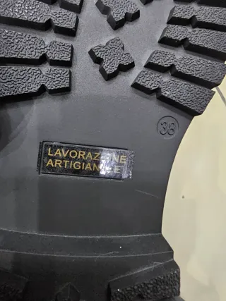 Stivali neri con fibbia dorata