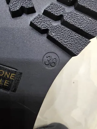 Stivali neri con fibbia dorata