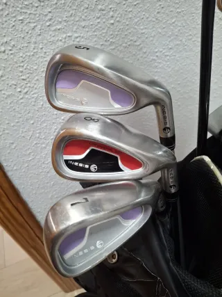 Bolsa trípode Inesis con palos de golf