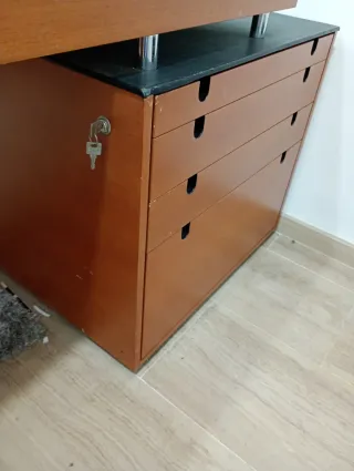 Mesa de despacho de madera