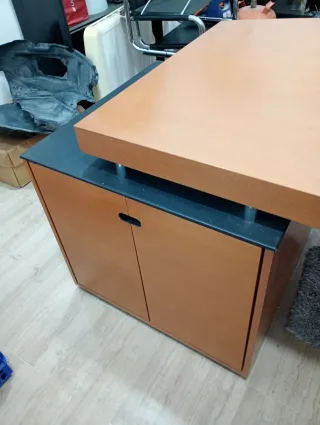 Mesa de despacho de madera