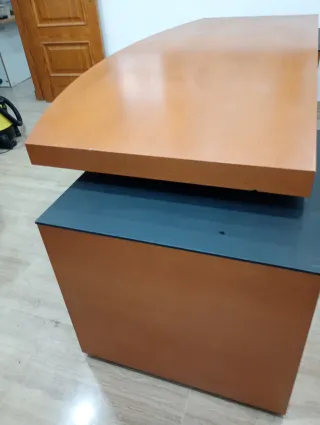 Mesa de despacho de madera