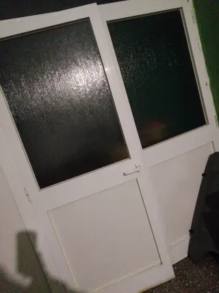 Puertas de aluminio con cristal, sin el marco.