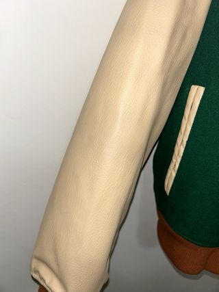 Chaqueta Zara Beisbolera Verde y Beige