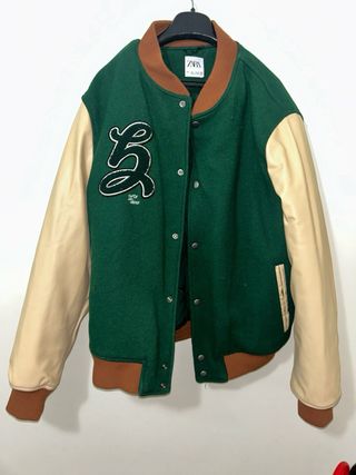 Chaqueta Zara Beisbolera Verde y Beige