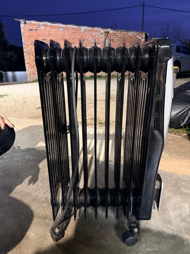 Estufa Eléctrica Negra y Blanca