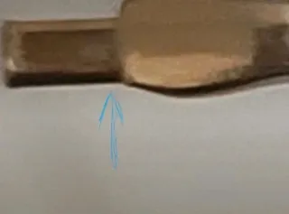 Alfiler de corbata dorado