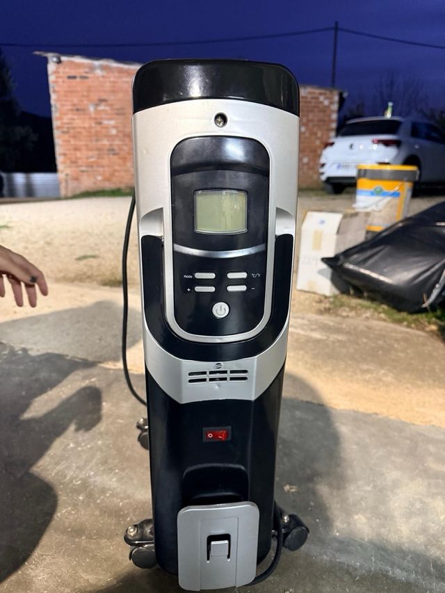 Estufa Eléctrica Negra y Blanca