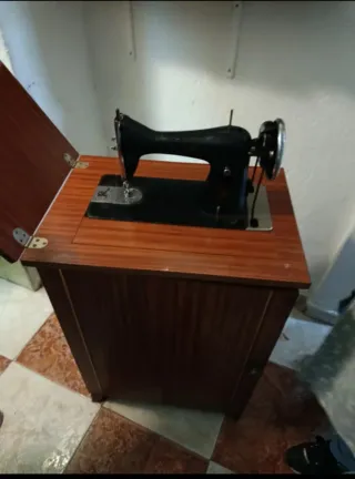 Máquina de coser Alfa antigua