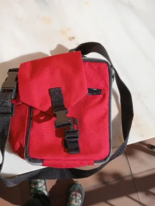 Mochila bandolera roja y negra