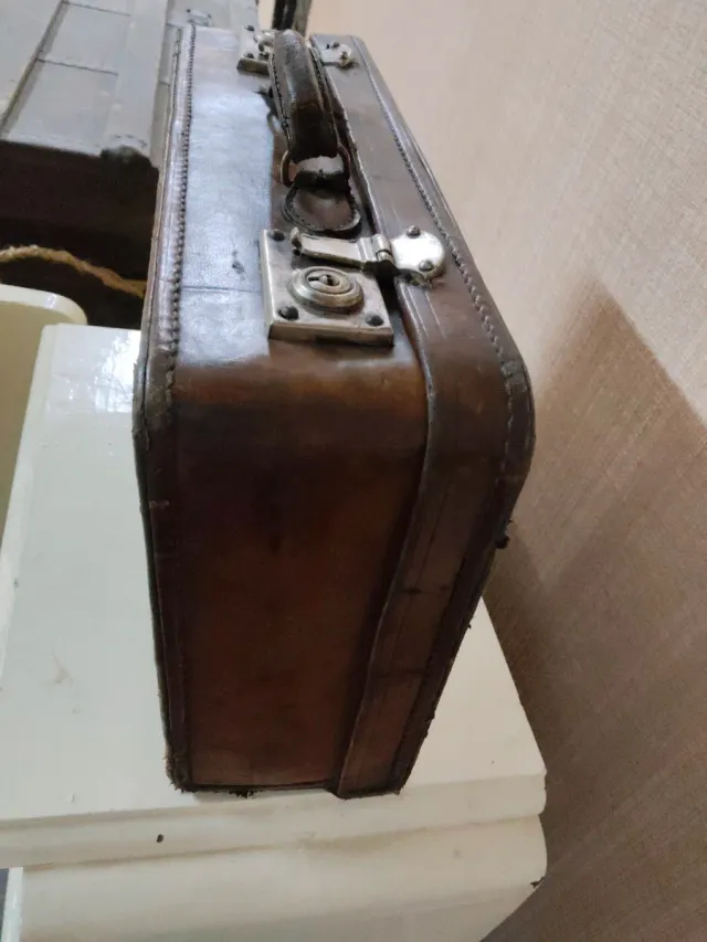 Maleta antigua de cuero/Sin Llave/ + 1 de REGALO