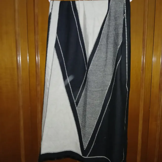 Bufanda Beige y Negra con Diseño Geométrico