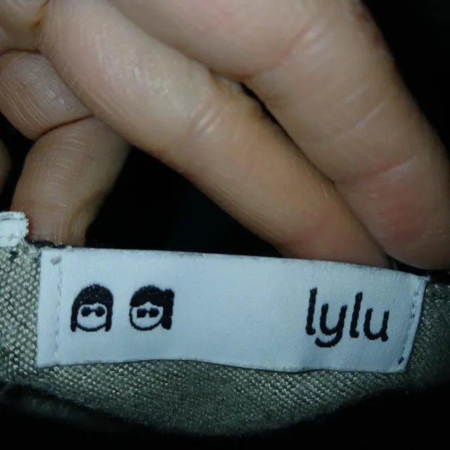 Bufanda Beige y Negra con Diseño Geométrico