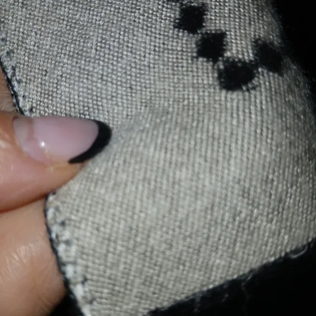 Bufanda Beige y Negra con Diseño Geométrico