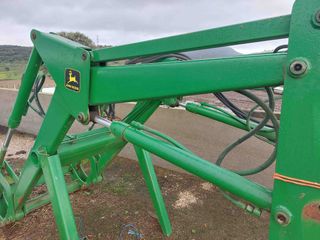 Pala BMH puesta en John Deere 2650.