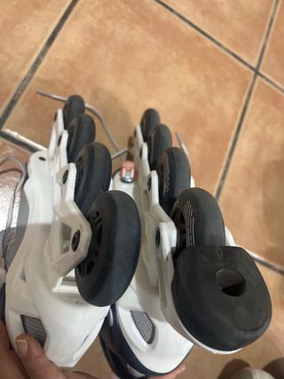 Patinetes en línea grises y blancos