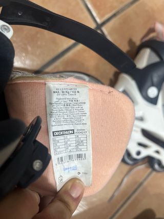 Patinetes en línea grises y blancos