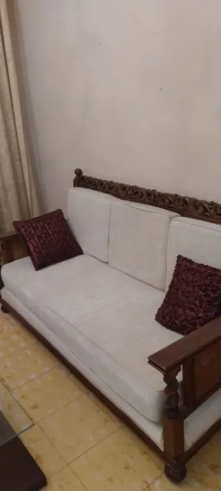 Conjunto de sofá y sillones de madera tallada