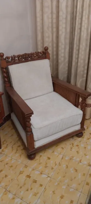 Conjunto de sofá y sillones de madera tallada