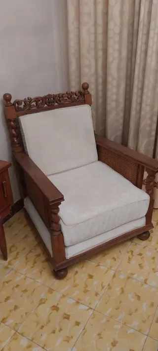Conjunto de sofá y sillones de madera tallada
