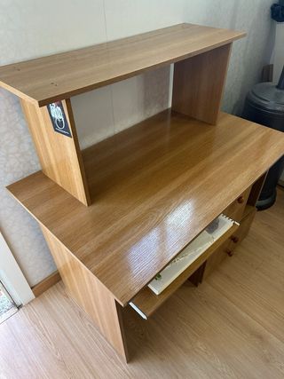 Escritorio de madera con bandeja para teclado