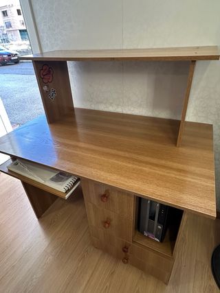 Escritorio de madera con bandeja para teclado