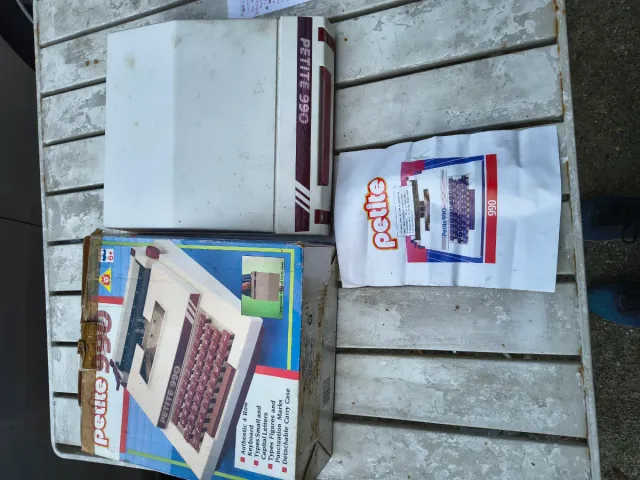 Macchina da scrivere Petite 990 Vintage