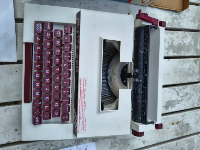 Macchina da scrivere Petite 990 Vintage