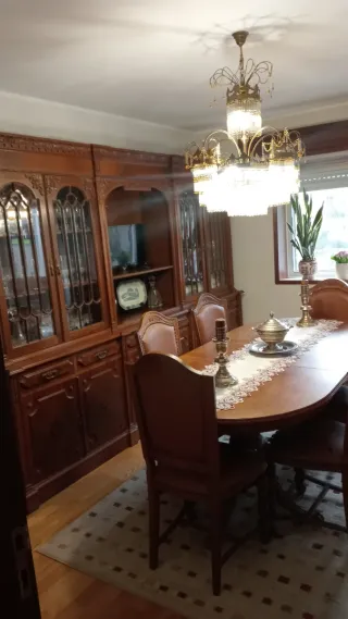 Mesa de jantar com cadeiras em madeira