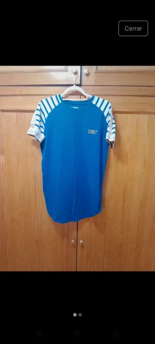 Camiseta azul y blanca